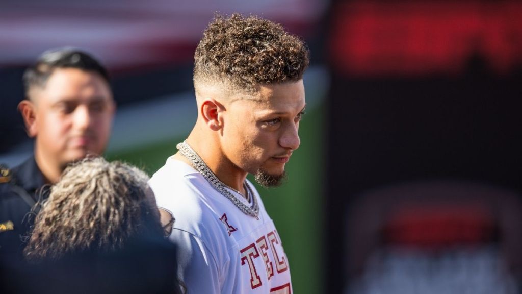 Patrick Mahomes’ Thanksgiving Turkey-Eating Method Earning the ‘Nasty’ Title