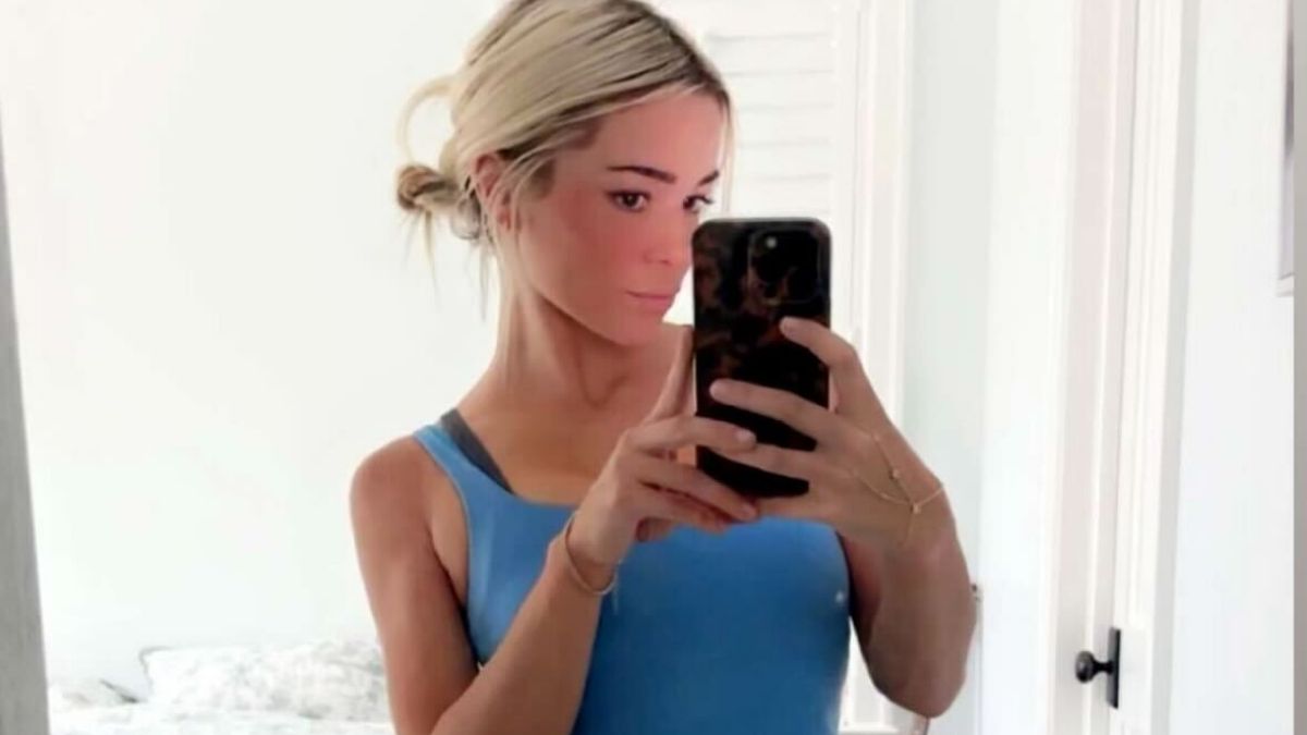 Livvy Dunne Pulls off Cheeky Reveal in Sweats & Tank Top Photos(02)