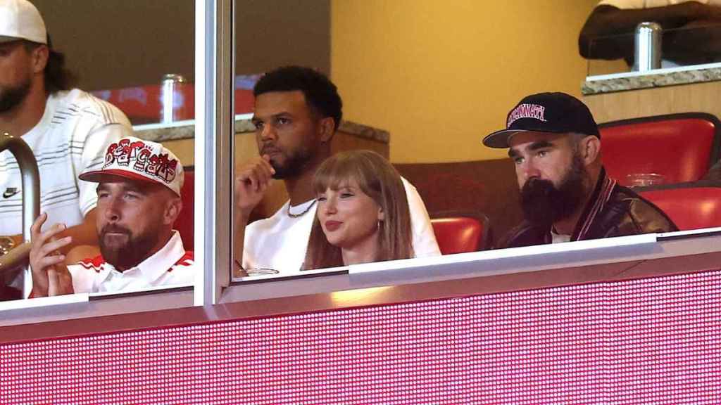 travis kelce, Taylor Swift and Jason Kelce (1)