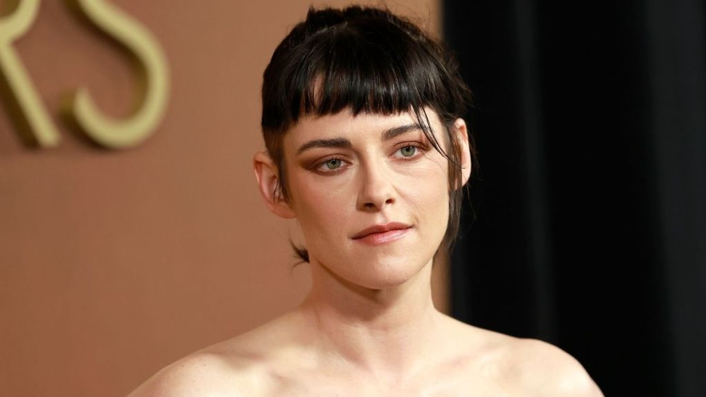 Kristen Stewart’s Tiny Miniskirt Is Even Shorter Than Her Blazer