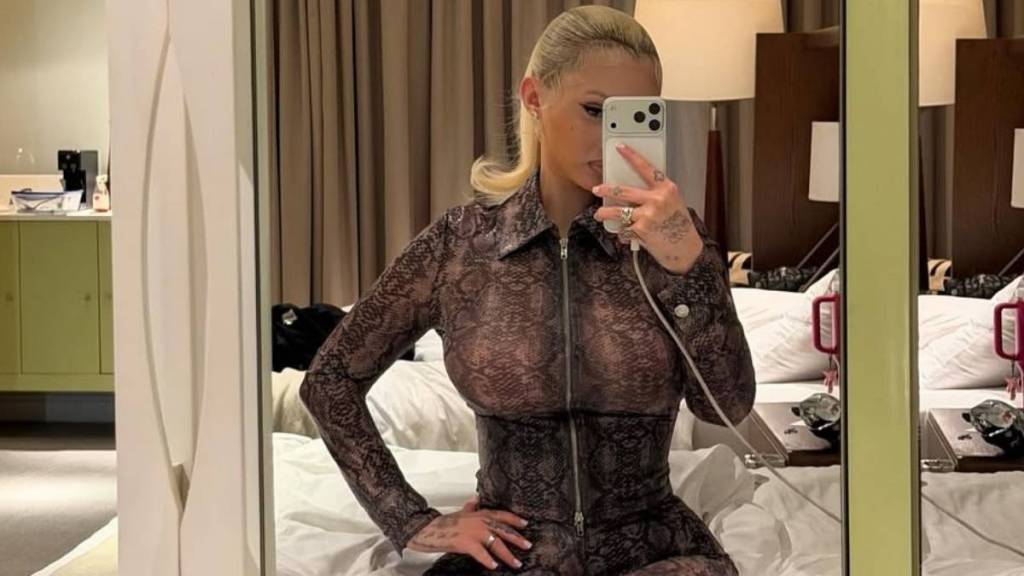 Alabama Barker Goes Christmas Lights-Seeing With Her 'Someone Special'