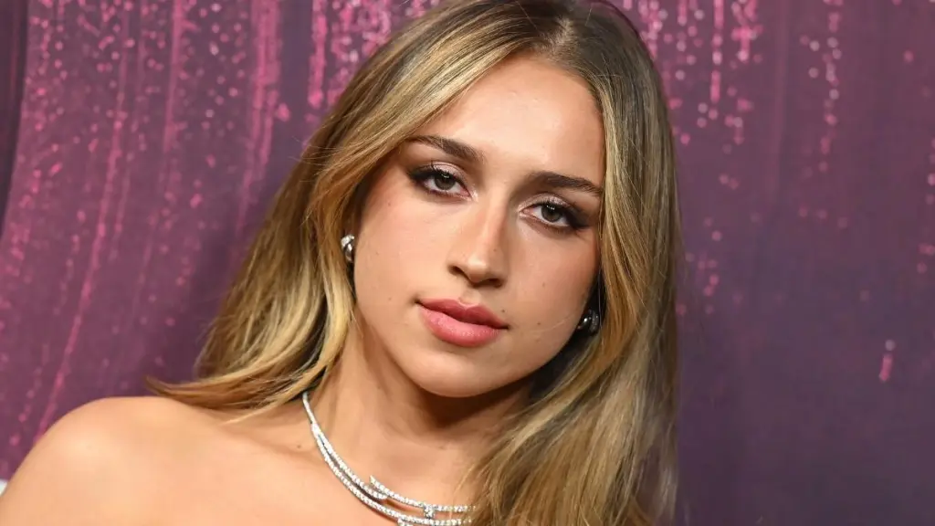 Tate McRae's 'Heart' Is in the Right Place in This String Bikini Photo