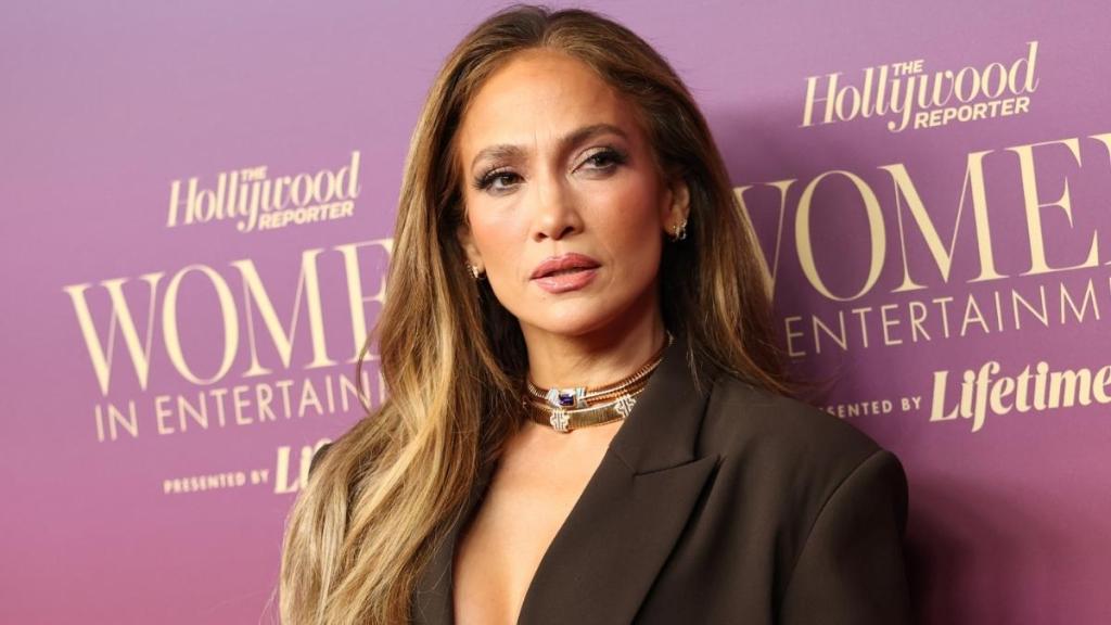 Jennifer Lopez Shows Off a Makeup-Free Look in New Pictures