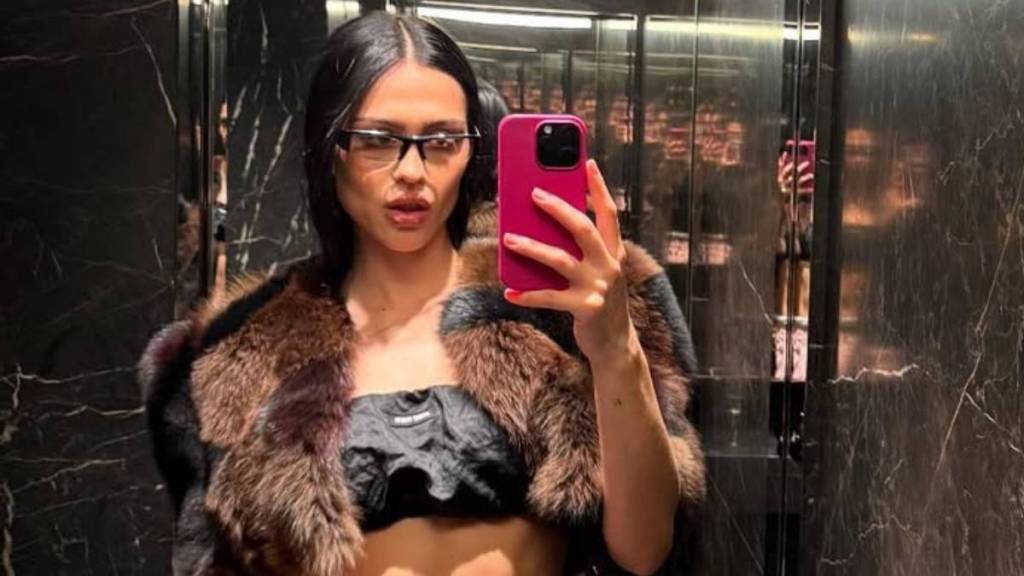 Amelia Gray's Thong Selfie Also Flexes Her Extremely Toned Abs