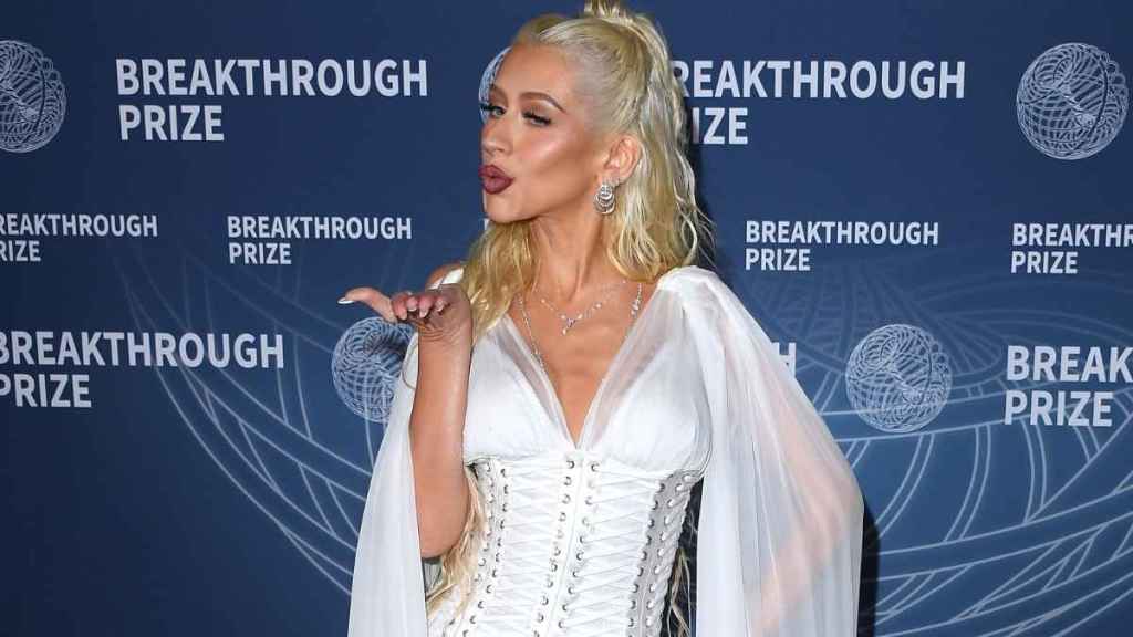 Christina Aguilera’s Strapless Dress Pops in Video Going up the Eiffel Tower