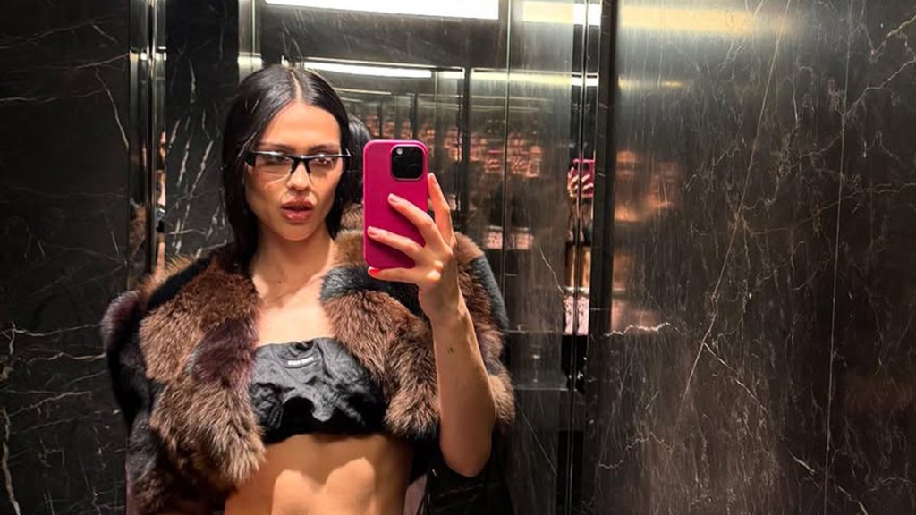 Amelia Gray's Photos in Bra Tops Are All About Her Toned Abs