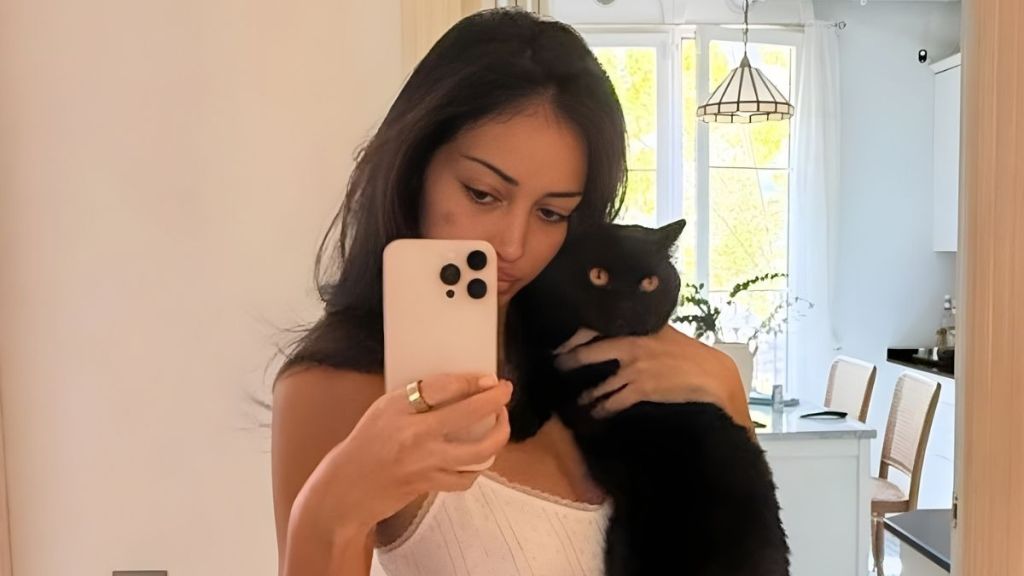 Cindy Kimberly’s Lingerie-Clad Photos Also Serve Cheeky Poses