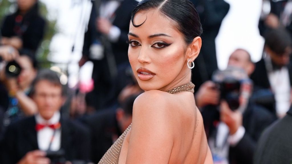 Cindy Kimberly Wows Fans in Lacy Lingerie
