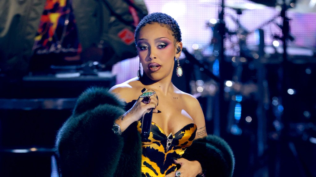 Doja Cat’s 'Mic-Swallowing Stunt' Shakes up the Internet