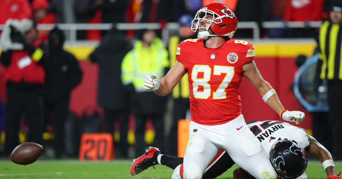 Fans React to Travis Kelce’s On-Field Reaction To Pass Drop