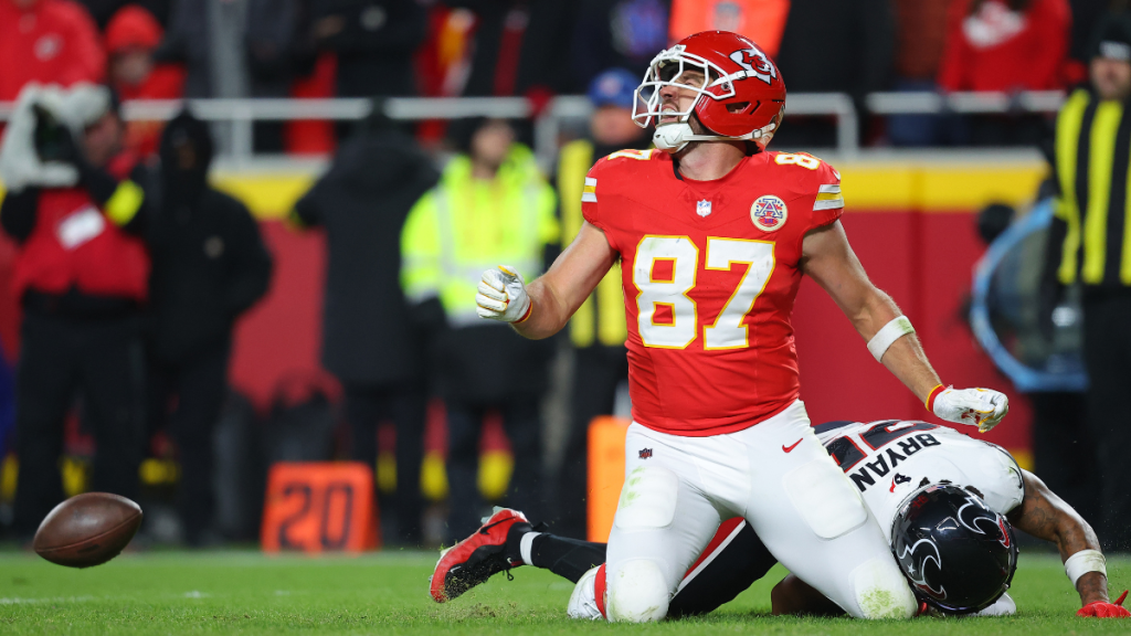 Fans React to Travis Kelce’s On-Field Reaction To Pass Drop