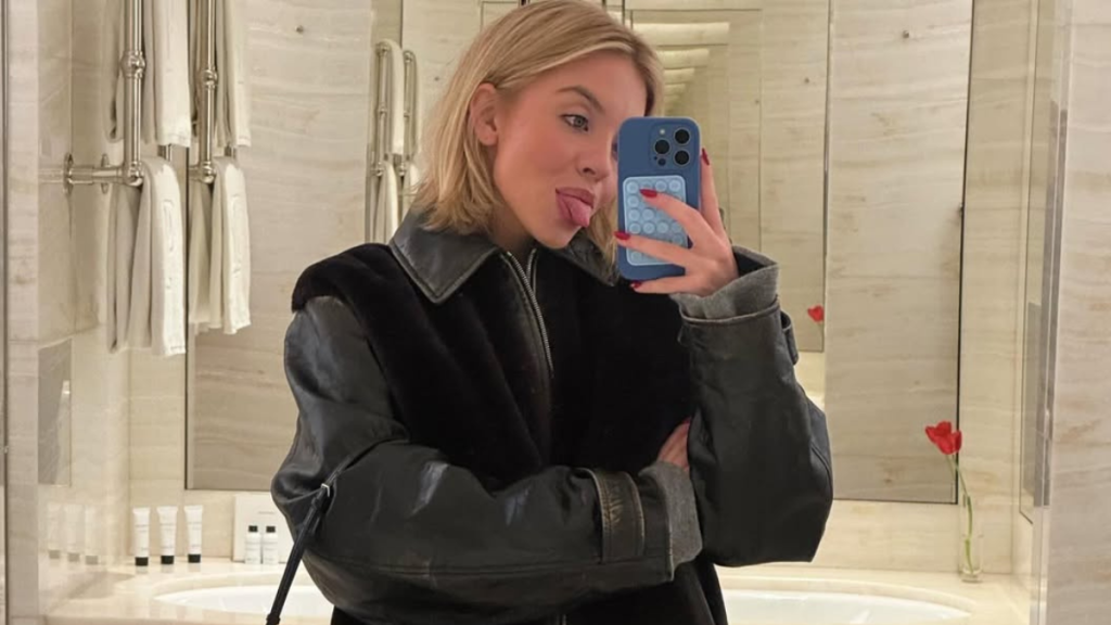 Sydney Sweeney's Dramatic Bob Returns in Mirror Selfie