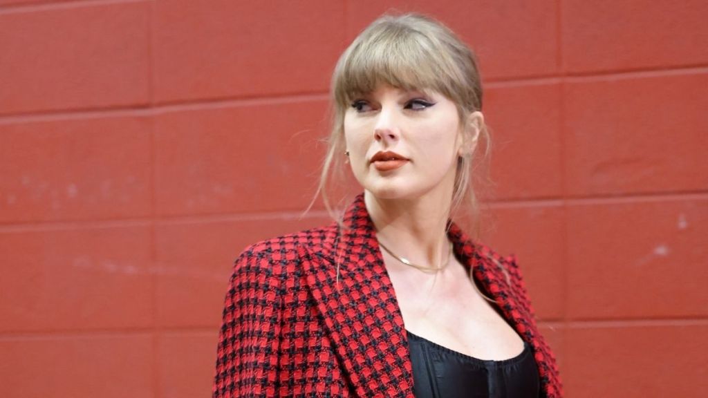 Taylor Swift's $33K Necklace Overshadows Her Christmas-Worthy Fit