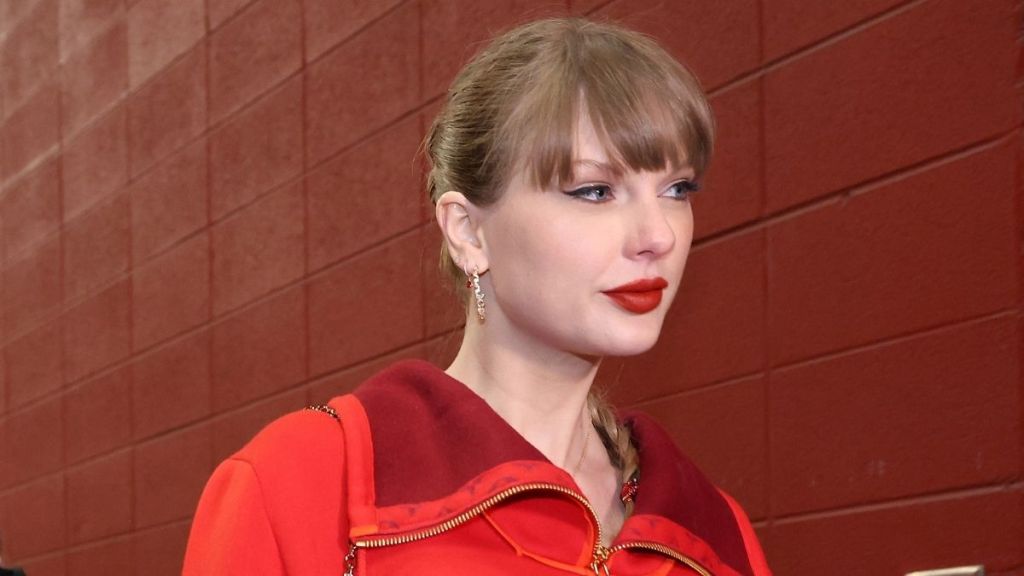Taylor Swift's $625 Sweater Is as Christmas-Worthy as It Gets
