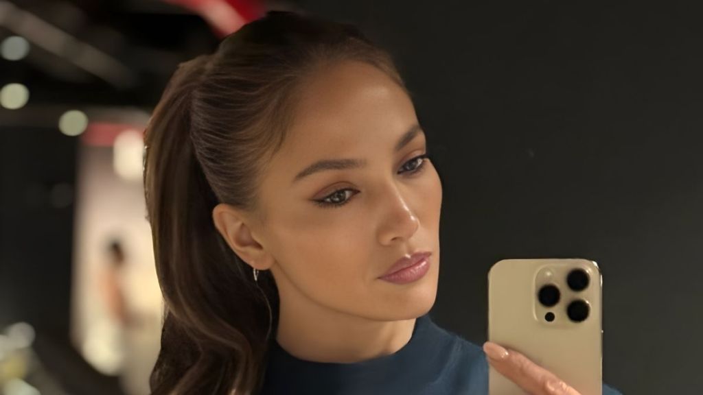 Jennifer Lopez’s Abs Steal Every Glance in Bold Crop Top and Skirt