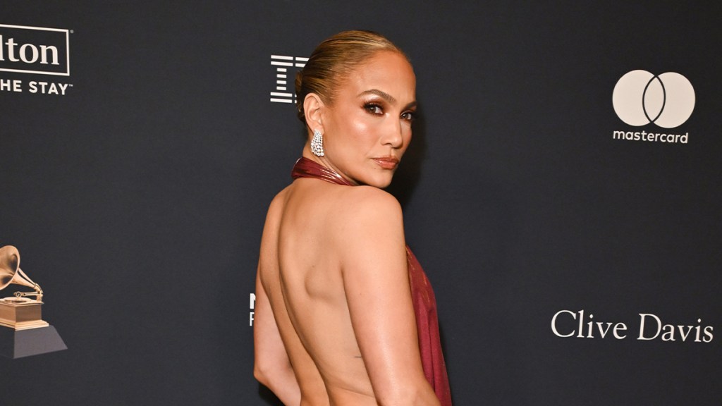 Jennifer Lopez's Christmas Fit Is 2 Strings Away From Wardrobe Mishap