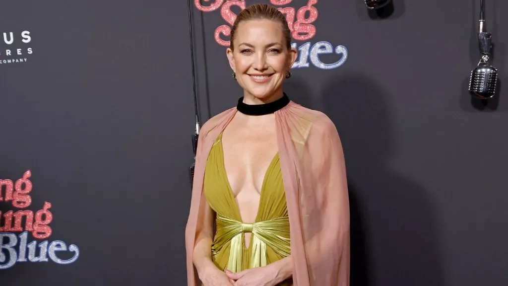 Kate Hudson's Gown & Cape Color Combo Is Not the Smartest