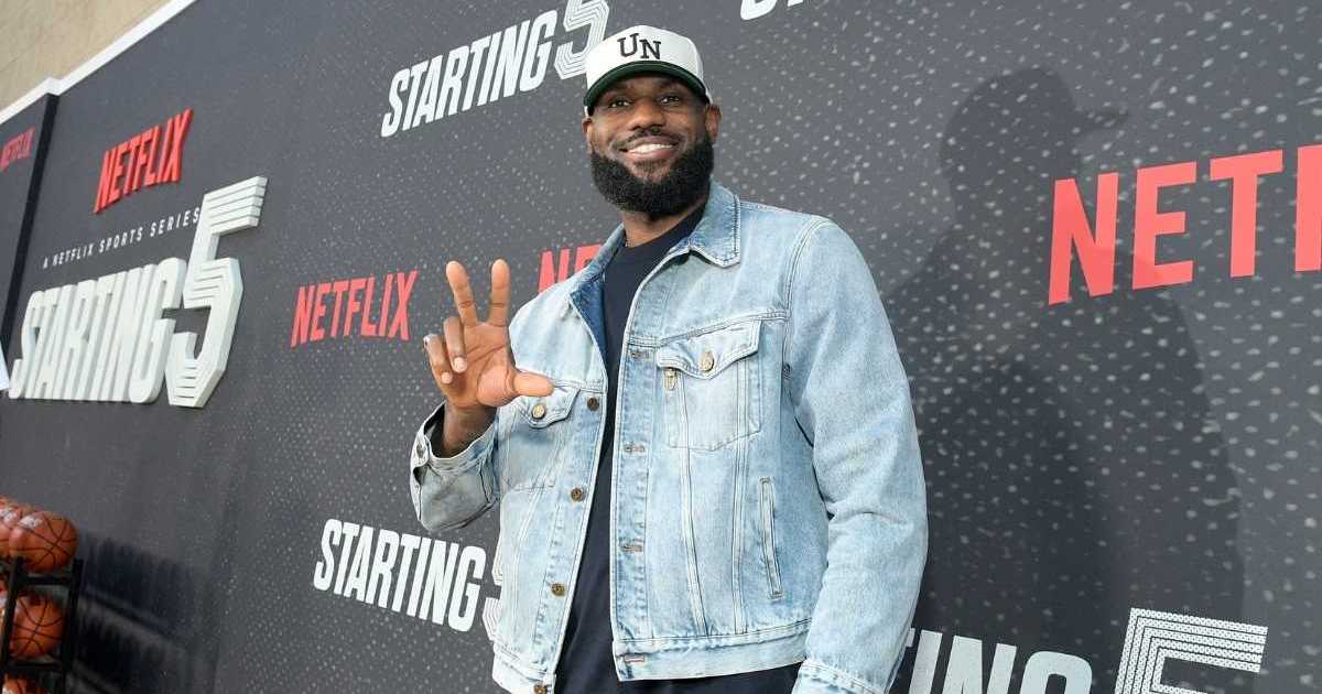 LeBron James Fans Slam Crowd for Staring During His Meal&hellip;