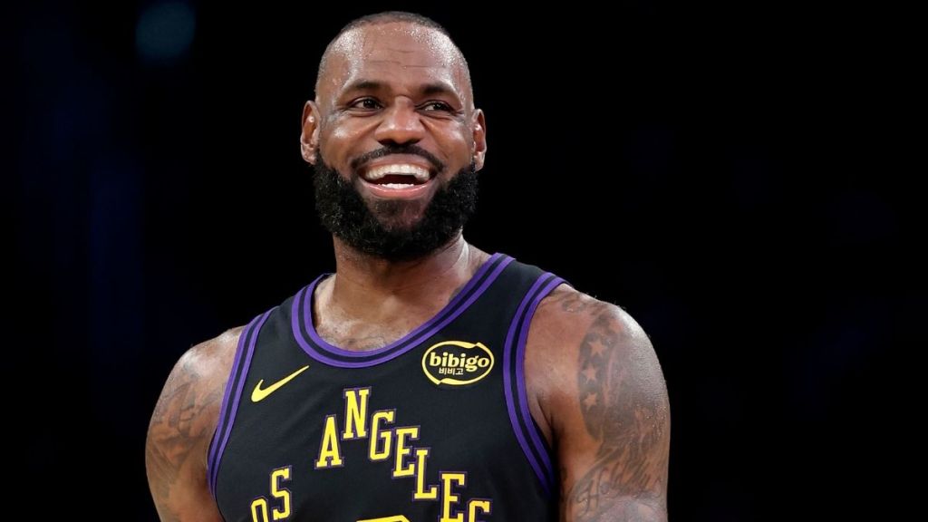 Fans Joke About Lebron James’ On-Court Golf Swing Practice