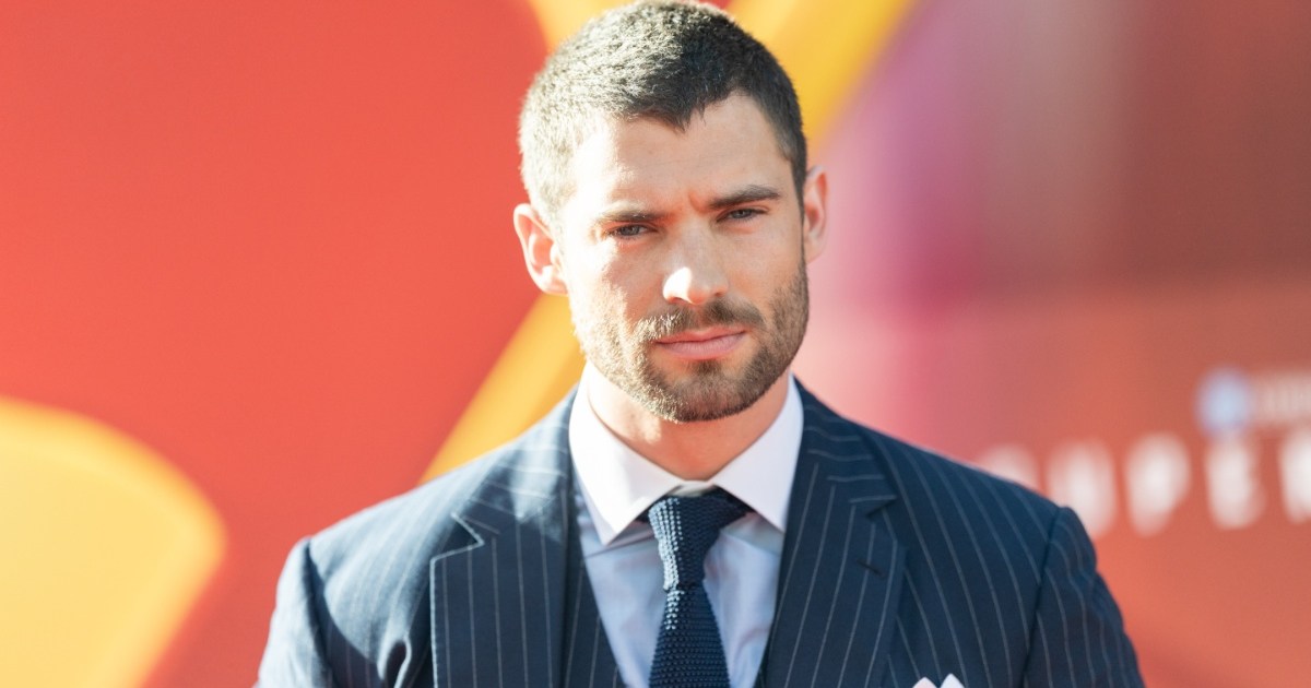 Jonathan Bailey’s Fans Slam David Corenswet for His Comment Wicked Kiss Scene