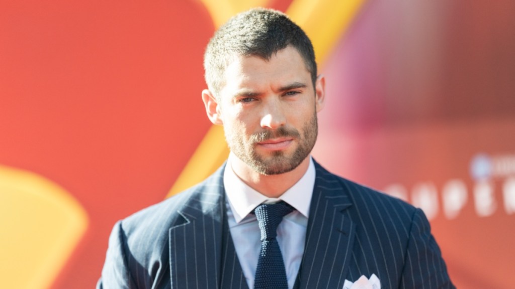 Jonathan Bailey's Fans Slam David Corenswet for His Comment Wicked Kiss Scene