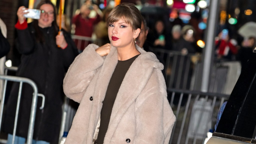 Taylor Swift's Coat & Miniskirt Look Screams Luxe