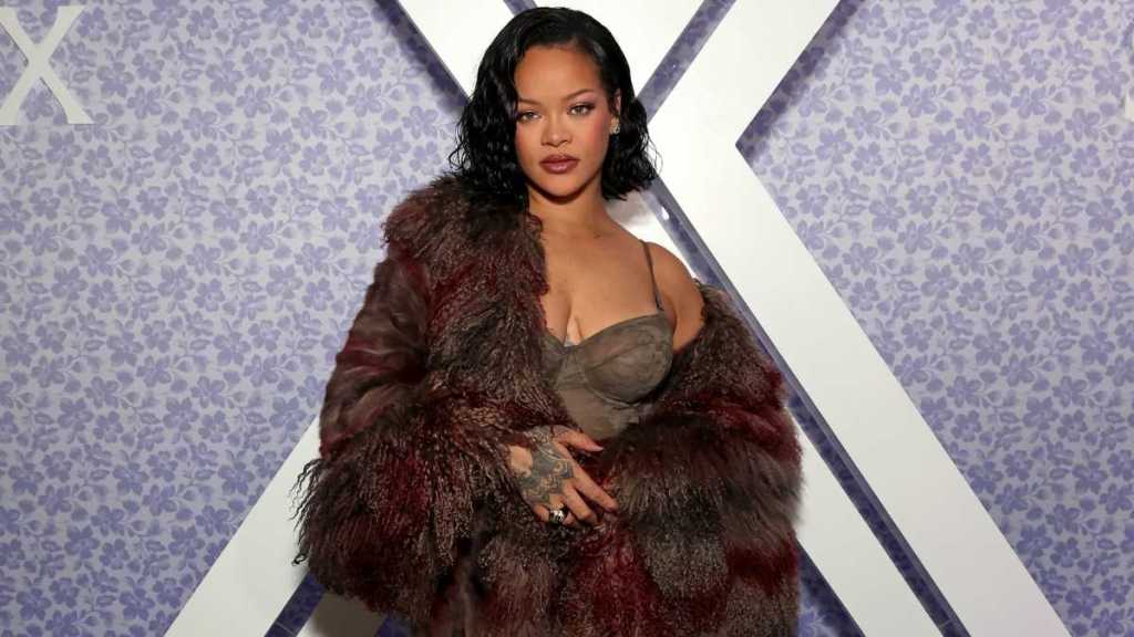 Rihanna Told off by Fellow Fan at Mariah Carey Concert
