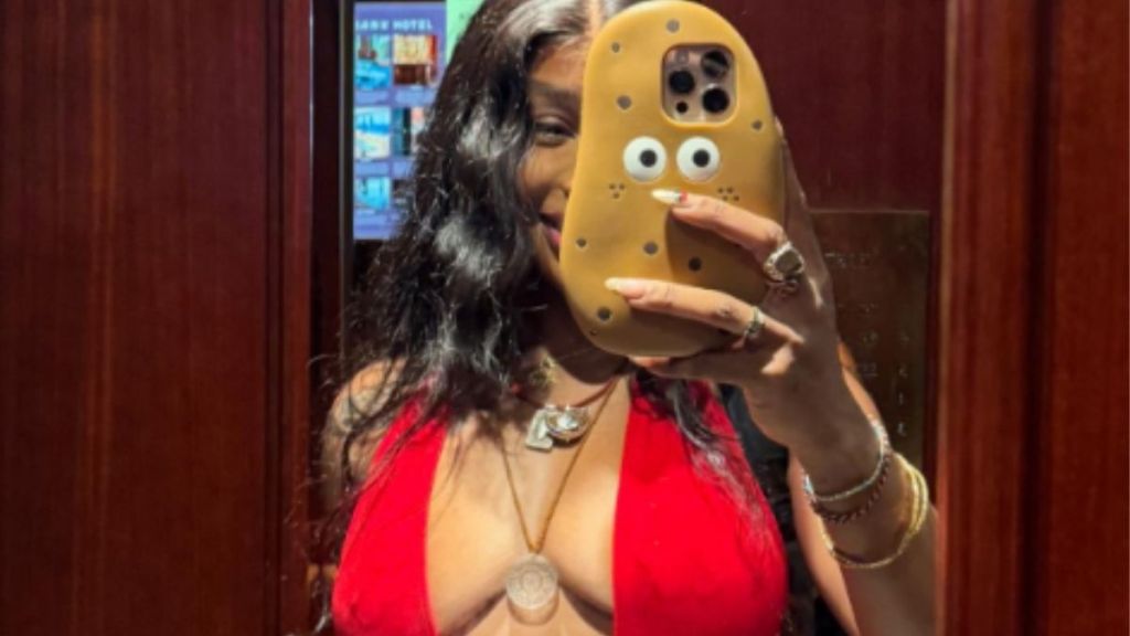 SZA’s Lingerie Corset Features Flirty Tie-up Detail in Photo