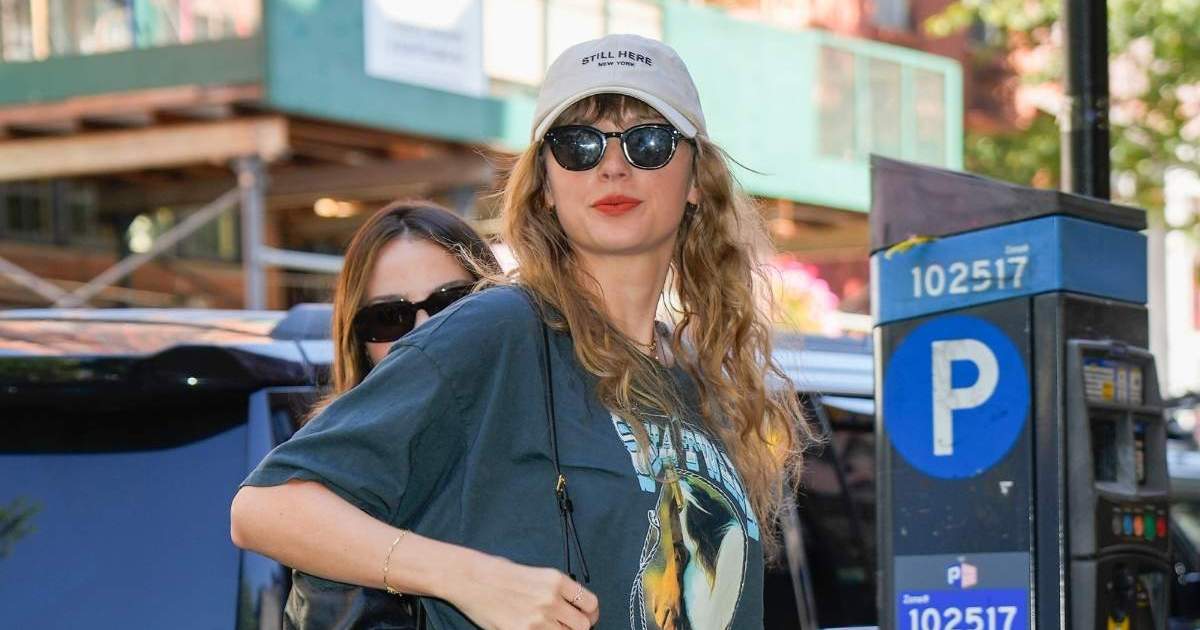 Taylor Swift Proves She Is Indeed a Cat Lover in Vintage Tee