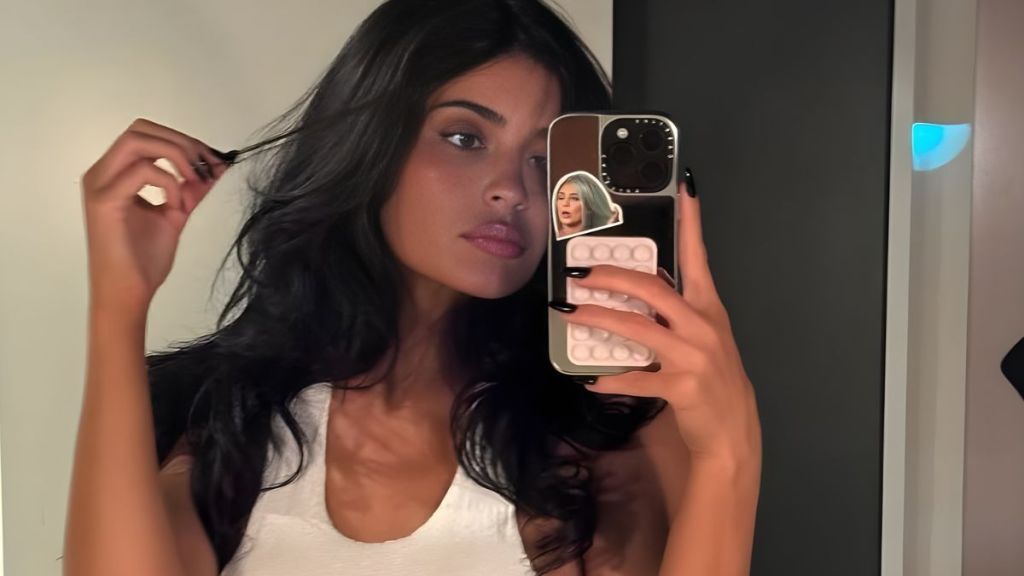 Kylie Jenner in Strapless Gown Has Fans Saying 'Oh Snap'
