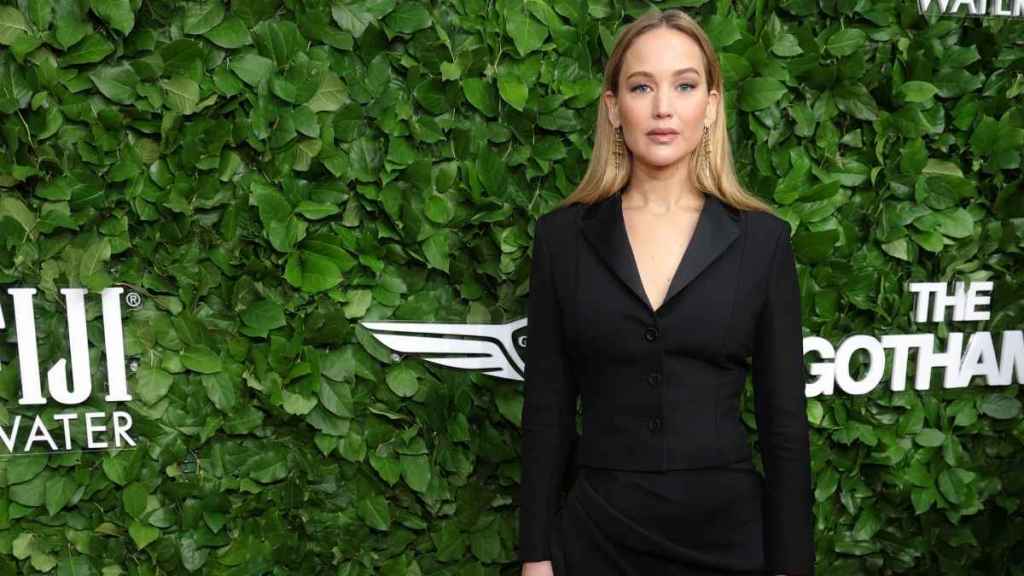 Jennifer Lawrence Turns Heads in Thigh-High Slit Skirt