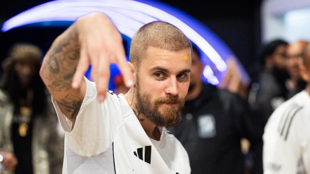 Justin Bieber Has Fans Obsessed With His Shirtless Look While Cooking