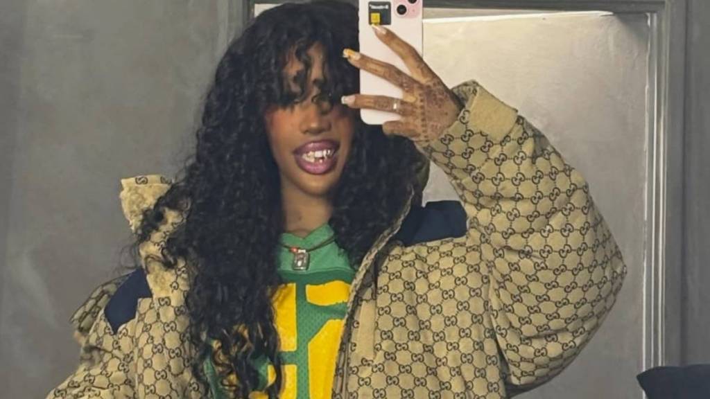 SZA Drops the Top in Multiple Selfies as Year Draws to a Close
