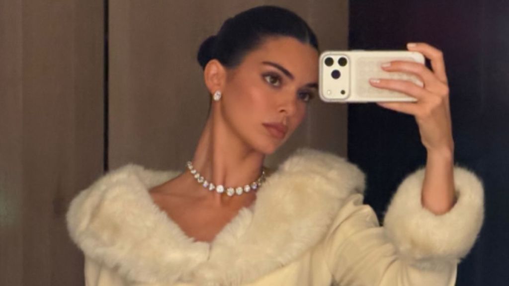 Kendall Jenner Posing on Bed in Fur Fit & Heels Is 'So Perfect'