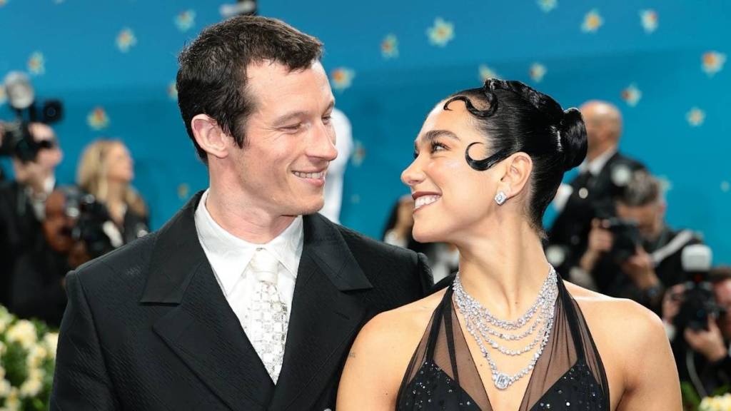 Callum Turner & Fiancee Recreate Iconic 'Bennifer Sunscreen' Moment on Yacht