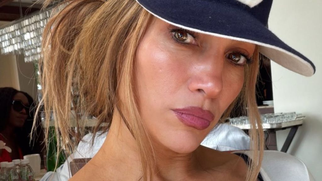 Jennifer Lopez Wears Only a Towel While Glamming up in Video