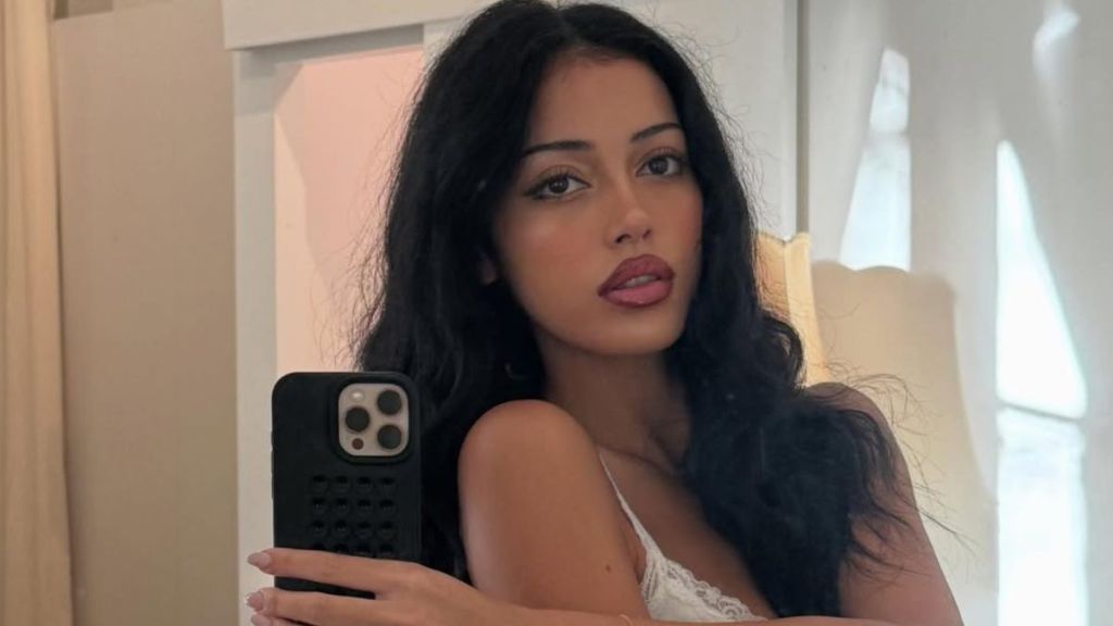 Cindy Kimberly’s Super Tiny Shorts Make Her Poses in Bed Too Flirty