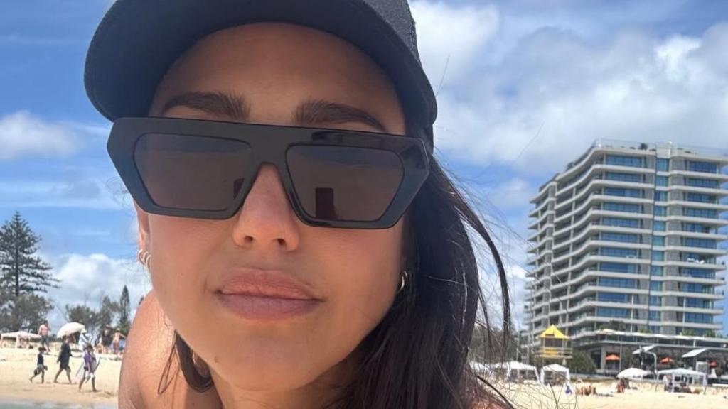 Jessica Alba's Bra Top & Thong Look Is Head-Turning