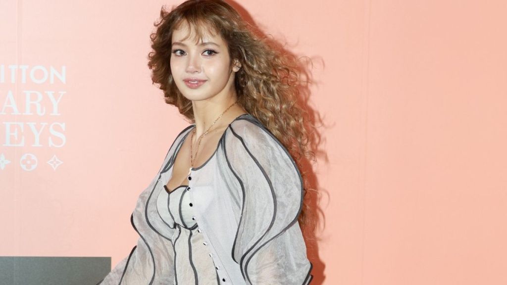 Lisa's Corset Top Features a Big Bow