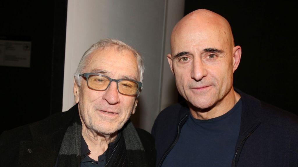 Robert De Niro Forced to Wear an Arm Sling for This Reason