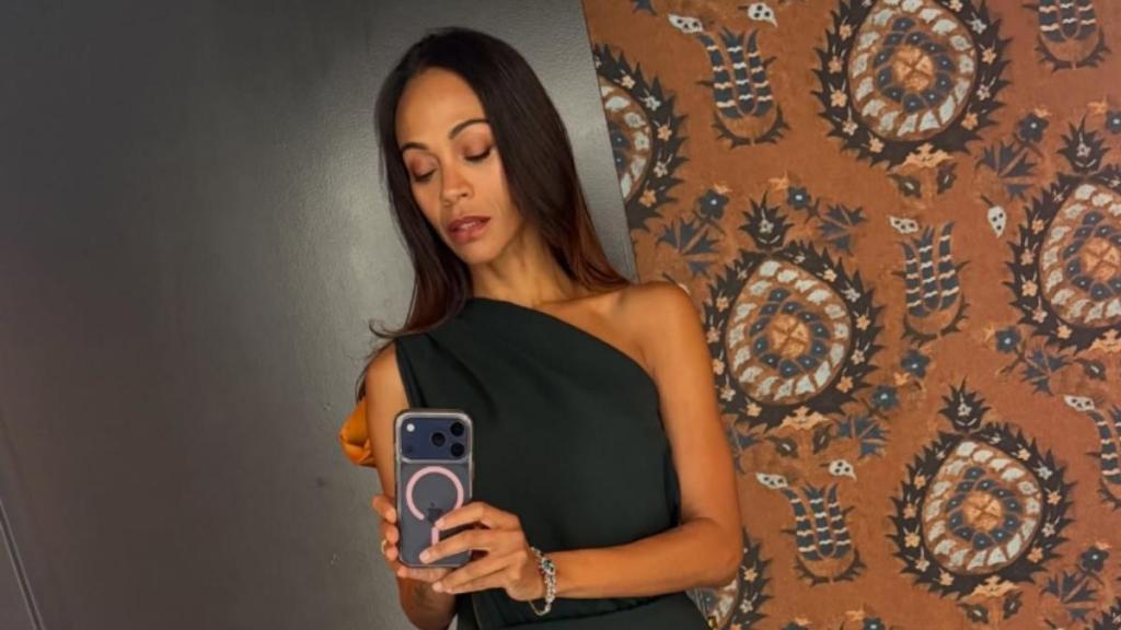 Zoe Saldana Wearing Waist-High Slit Demands Your Attention