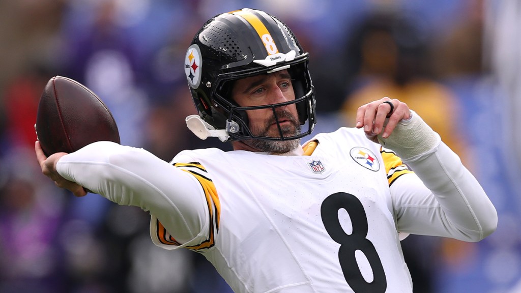 No, Aaron Rodgers & Mason Rudolph Didn't Kiss