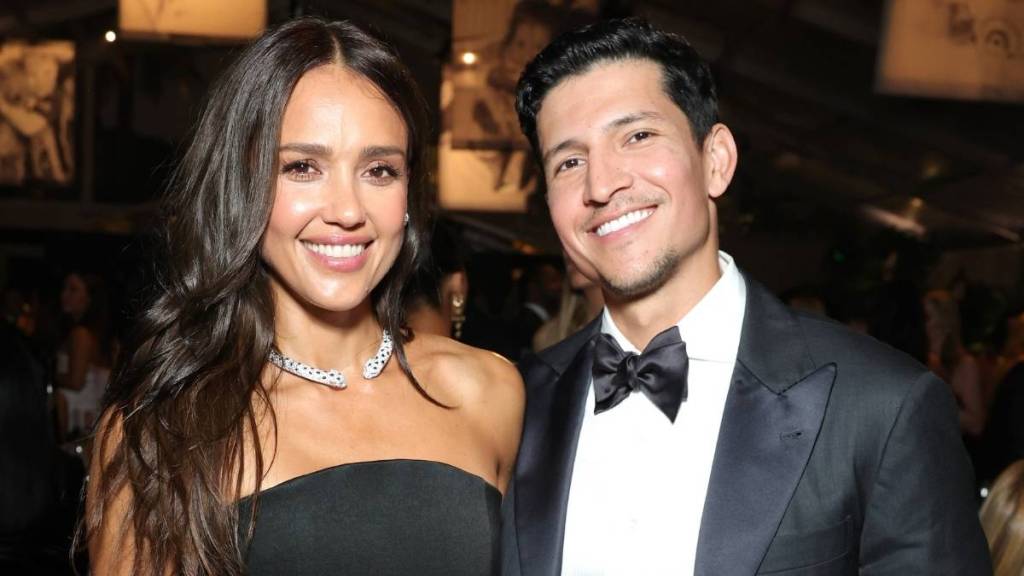 Jessica Alba Receives Kiss From 33-Year Old Boyfriend