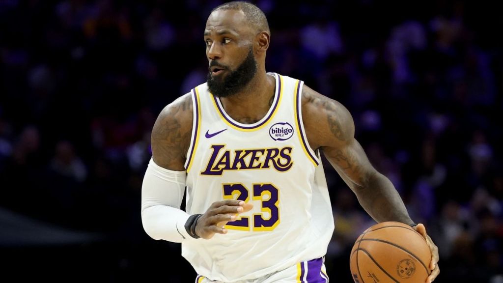 LeBron James Gives Sly Reply to Heckler Who Commented on His Hairline