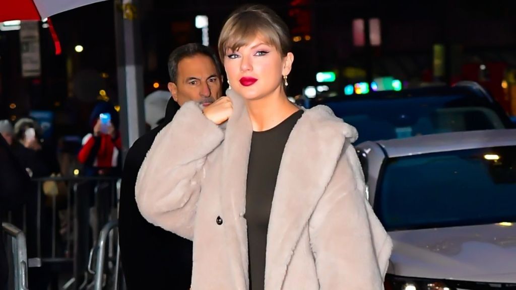 Taylor Swift’s Mini Skirt Look Sends Fans Into Meltdown Over Her Legs