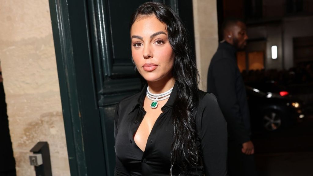 Cristiano Ronaldo’s Fiancée Wows in Sleek Black Dress for Melania Premiere