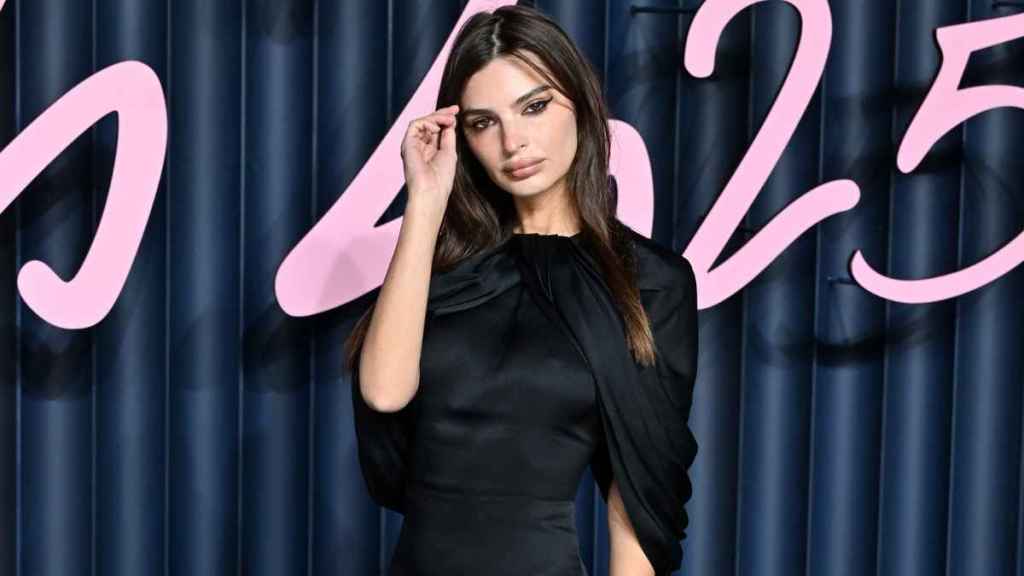Emily Ratajkowski Twerks in Sheer Skirt & Bra Top