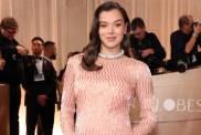 Pregnant Hailee Steinfeld’s Golden Globes Dress Left Josh Allen Drooling