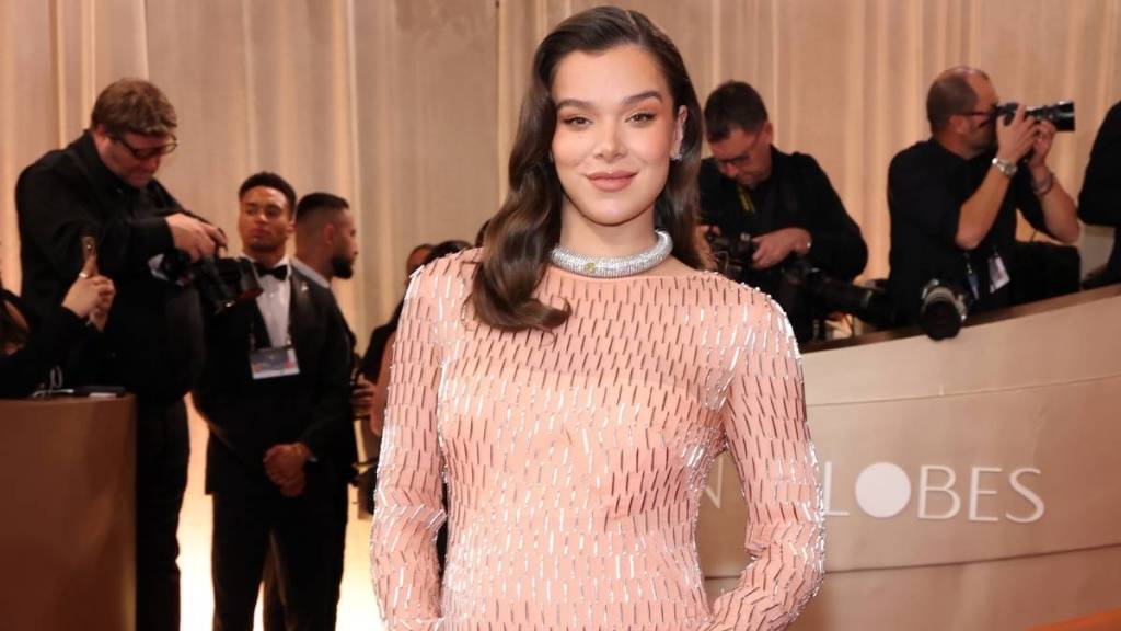Pregnant Hailee Steinfeld’s Golden Globes Dress Left Josh Allen Drooling