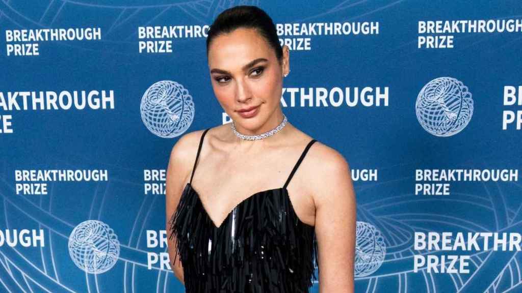 Gal Gadot's Bra Top & Denim Shorts Makes Casual Look Good